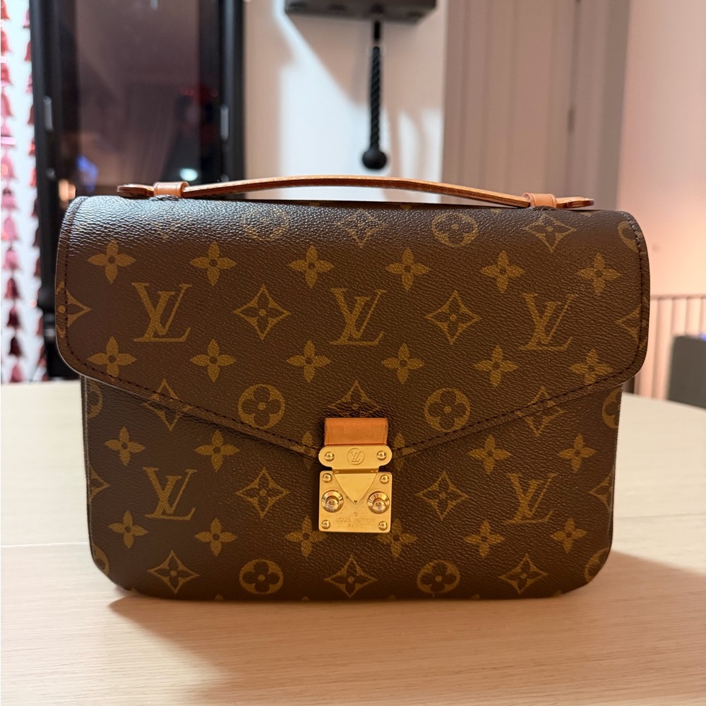 AUTHENTIC Louis Vuitton Monogram Pochette Metis Bag